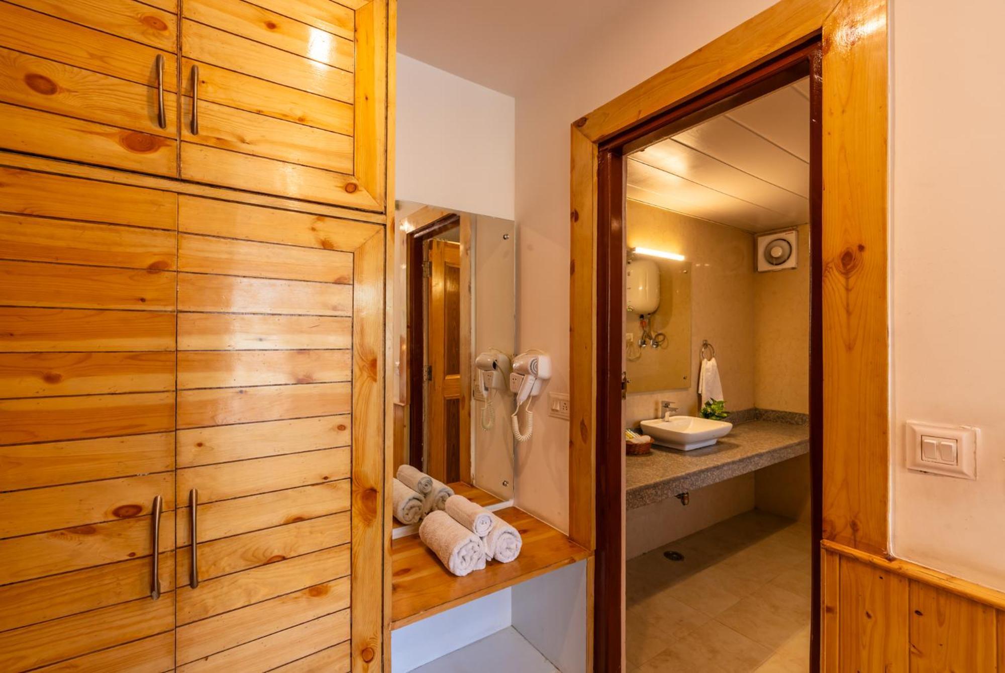 The 14 Gables, Shanag, Manali - Balcony Rooms - Mountain Views - Pet Friendly - Crown Palace, Manali