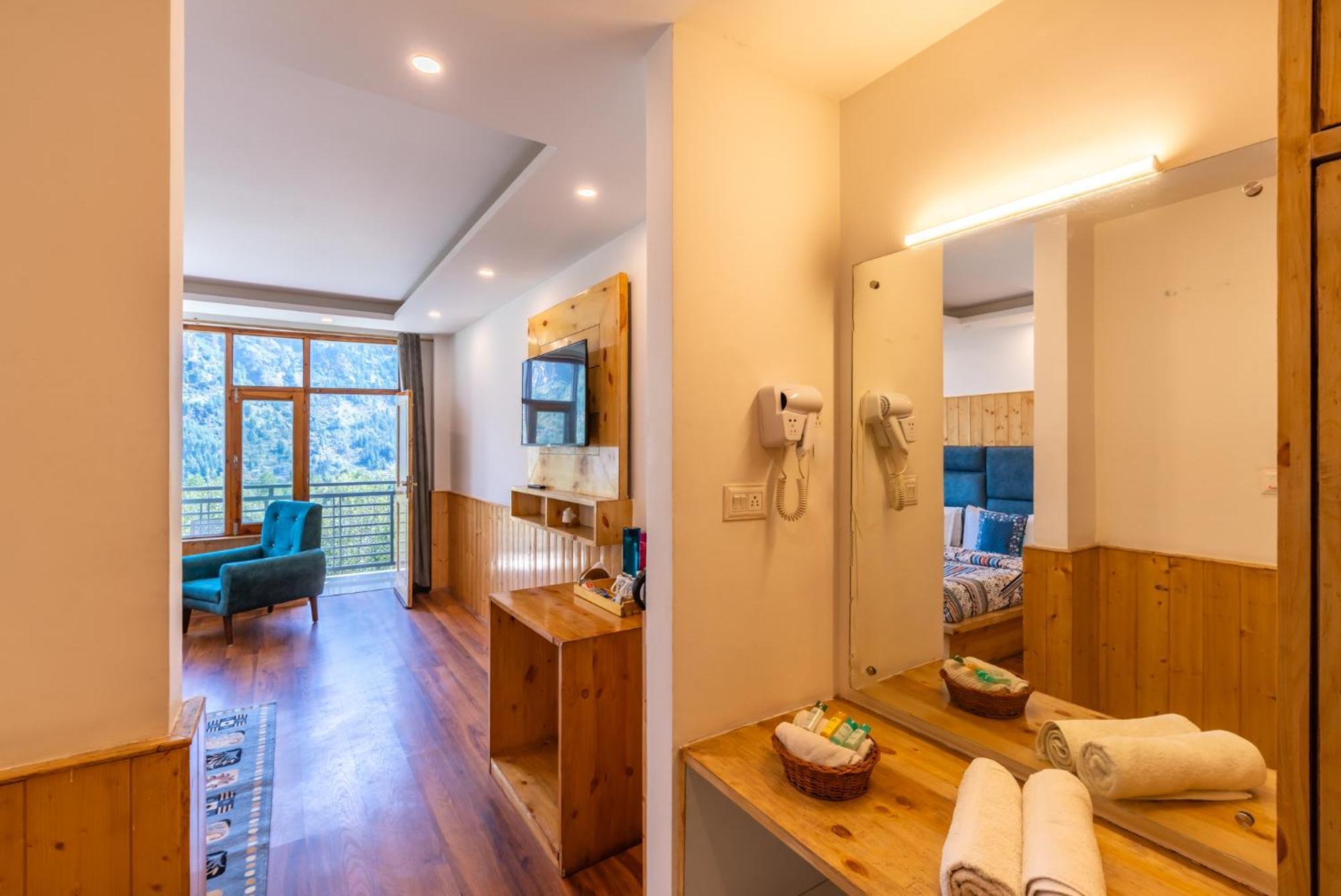 The 14 Gables, Shanag, Manali - Balcony Rooms - Mountain Views - Pet Friendly - Crown Palace — Photos 1